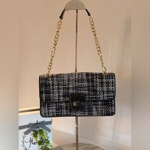 Liz Claiborne Tweed Pattern Shoulder Bag Gold Chains Snap Closure Black White